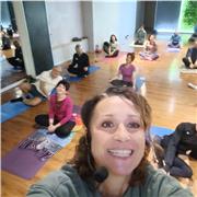 Lo Yoga aiuta a mantenere il corpo e la mente in armonia con l'essenza, l'anima, così che i tre siano fusi in Uno.
B.K.S. Iyengar